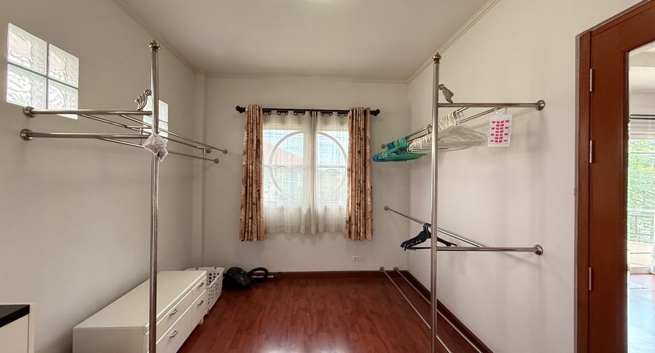 For rent 4 bedrooms house in Mueang Chiang Mai, Chiang Mai