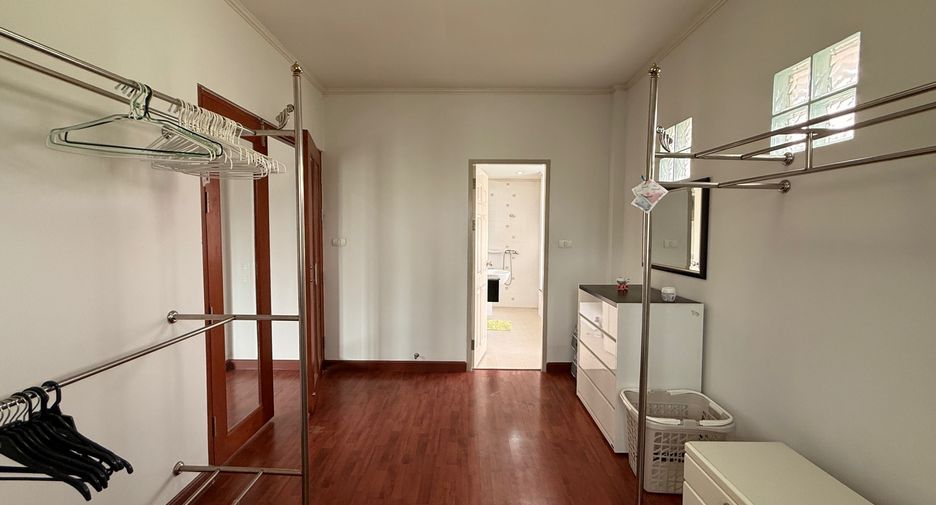 For rent 4 bedrooms house in Mueang Chiang Mai, Chiang Mai