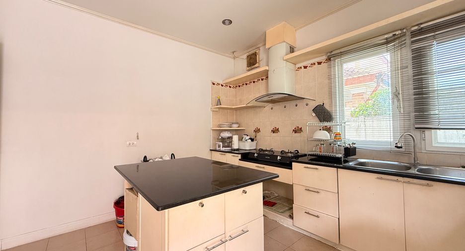 For rent 4 bedrooms house in Mueang Chiang Mai, Chiang Mai