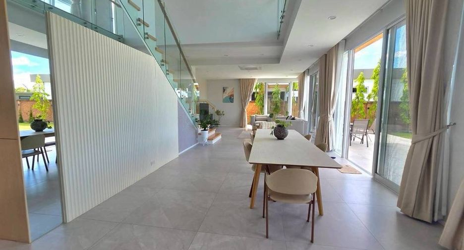 For rent 4 bedrooms house in San Kamphaeng, Chiang Mai