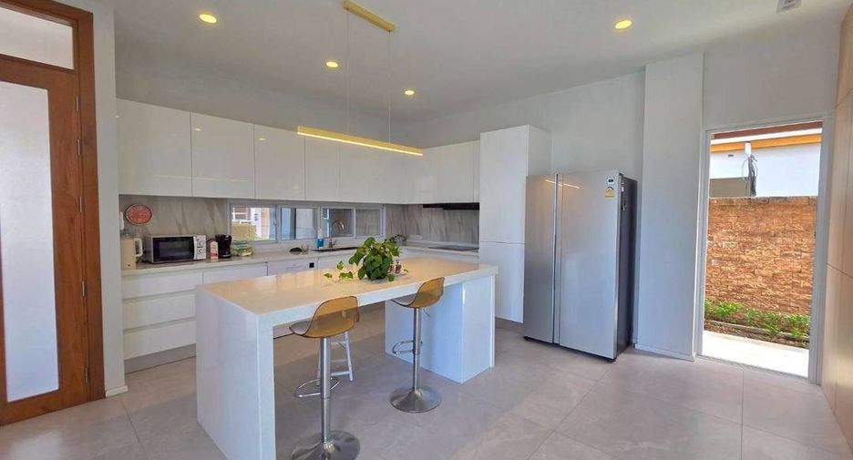 For rent 4 bedrooms house in San Kamphaeng, Chiang Mai