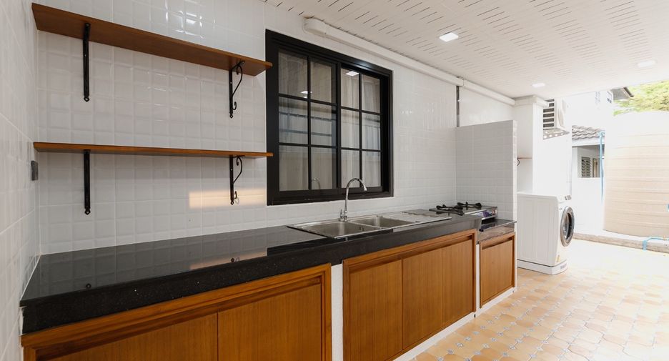 For rent and for sale 5 bedrooms house in Mueang Chiang Mai, Chiang Mai