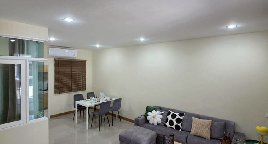 For rent 4 bedrooms townhouse in Mueang Chiang Mai, Chiang Mai