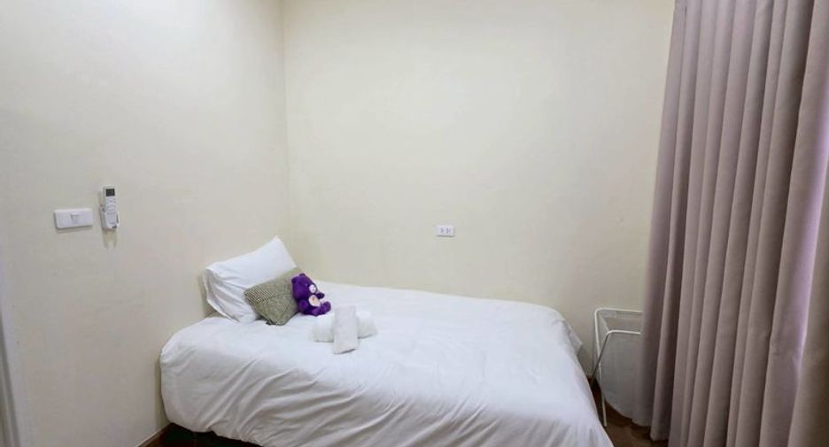 For rent 4 bedrooms townhouse in Mueang Chiang Mai, Chiang Mai