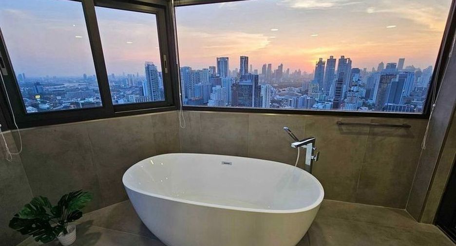 À louer et à vendre 3 chambres condo à Khlong Toei, Bangkok
