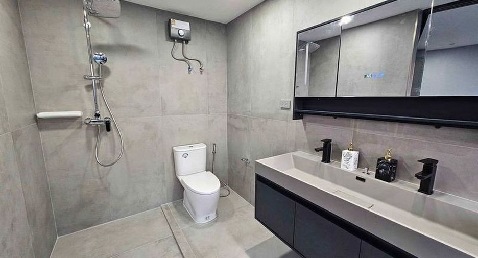 À louer et à vendre 3 chambres condo à Khlong Toei, Bangkok