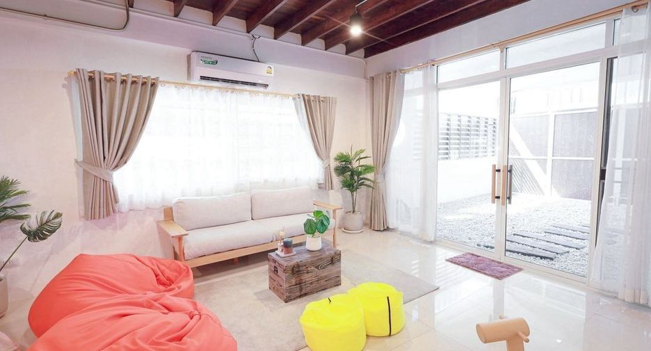 À louer 3 chambres maison à Din Daeng, Bangkok
