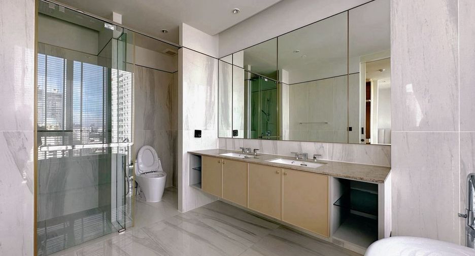 Condo en alquiler de 3 habitaciones en Khlong Toei, Bangkok