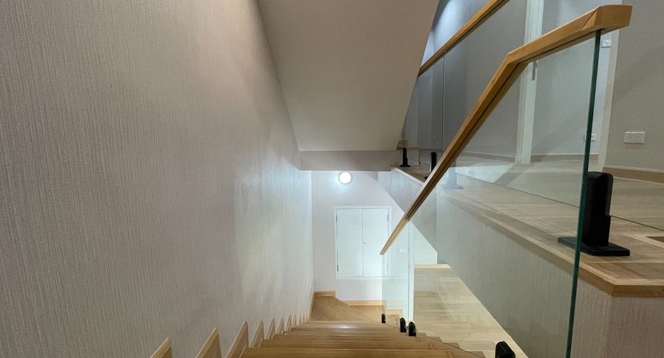 Reihenhaus zur Miete mit 3 Zimmer in Watthana, Bangkok