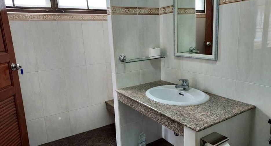 Casa en alquiler y en venta de 3 habitaciones en Si Racha, Chonburi