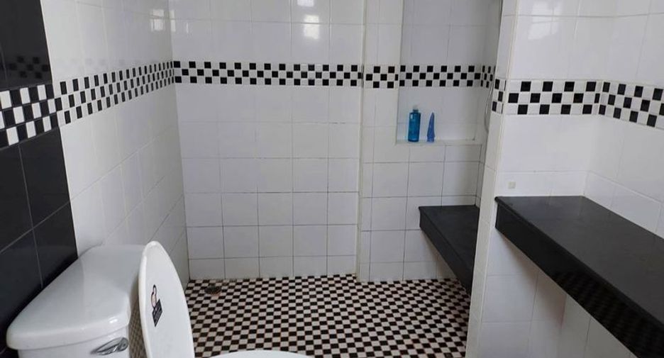 Casa en alquiler y en venta de 3 habitaciones en Si Racha, Chonburi