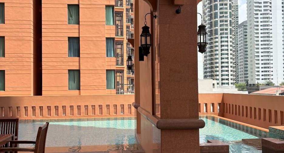 For sale 1 bed condo in Khlong Toei, Bangkok