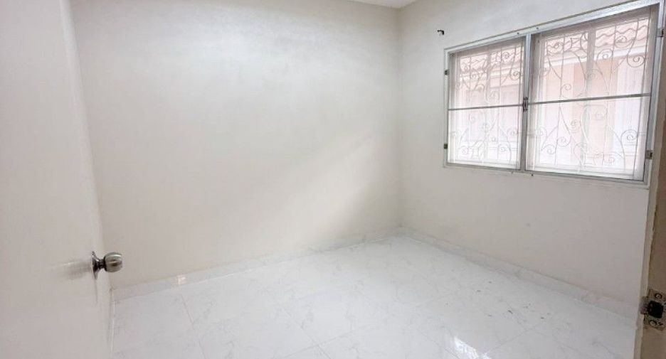 For sale 3 bedrooms townhouse in Khlong Luang, Pathum Thani