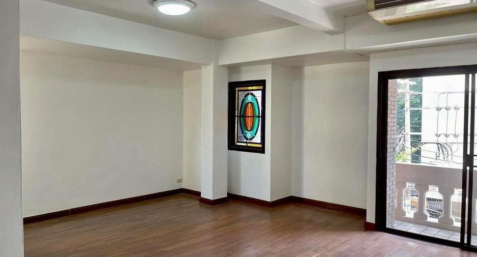 Gewerbefläche zur Miete mit 8 Zimmer in Khlong Toei, Bangkok