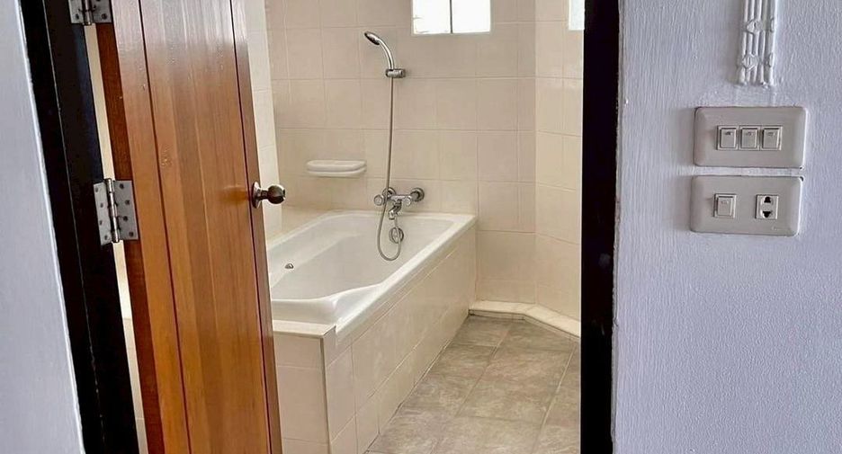 Gewerbefläche zur Miete mit 8 Zimmer in Khlong Toei, Bangkok