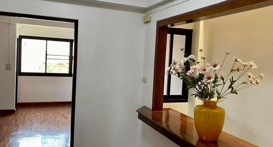 Gewerbefläche zur Miete mit 8 Zimmer in Khlong Toei, Bangkok