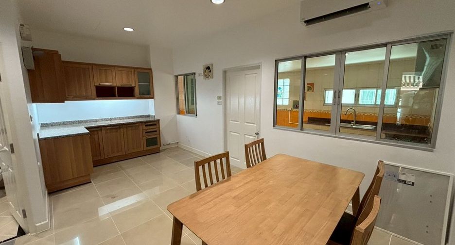 For rent 3 bedrooms townhouse in Mueang Samut Prakan, Samut Prakan