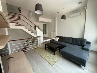 Casa adosada en alquiler de 3 habitaciones en Mueang Samut Prakan, Samut Prakan