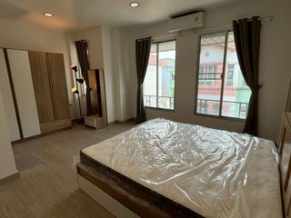 Casa adosada en alquiler de 3 habitaciones en Mueang Samut Prakan, Samut Prakan
