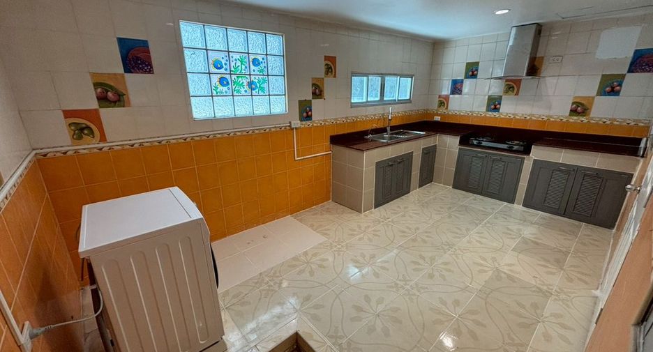 For rent 3 bedrooms townhouse in Mueang Samut Prakan, Samut Prakan
