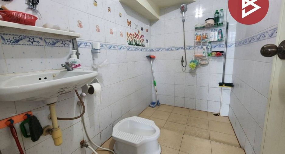 À vendre 2 chambres maison de ville à Si Racha, Chonburi
