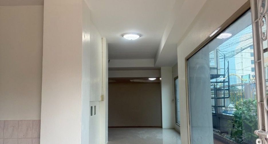 For sale 4 bedrooms house in Ban Bueng, Chonburi
