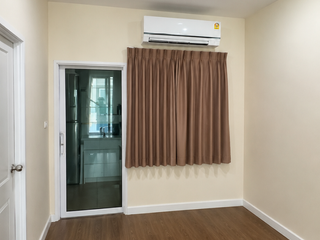 For rent and for sale 4 bedrooms townhouse in Phra Pradaeng, Samut Prakan