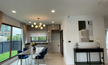 Casa en alquiler de 4 habitaciones en Bang Kapi, Bangkok