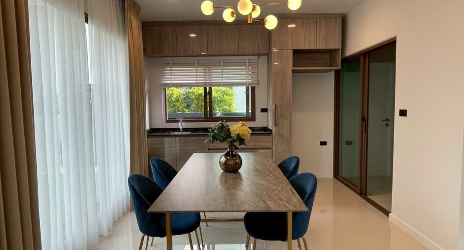 For rent 4 bedrooms house in Bang Kapi, Bangkok