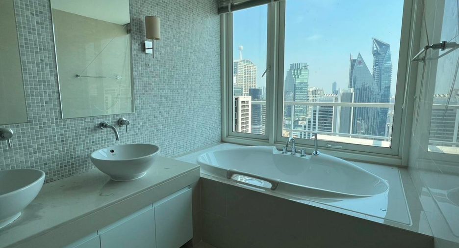 Condo en alquiler y en venta de 4 habitaciones en Khlong Toei, Bangkok