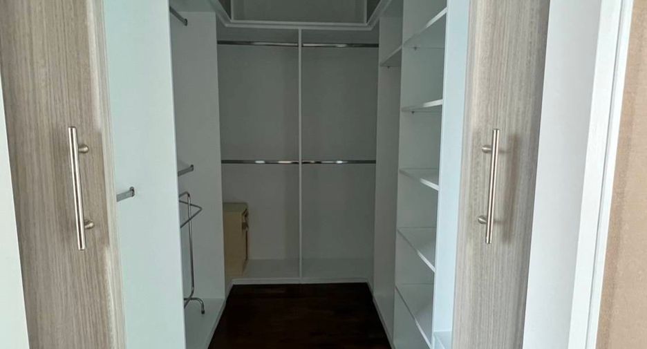 Condo en alquiler y en venta de 4 habitaciones en Khlong Toei, Bangkok