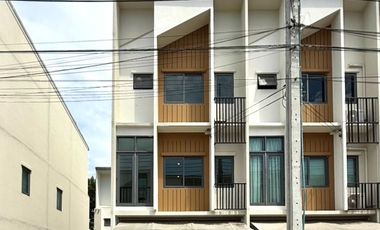 Casa adosada en venta de 3 habitaciones en Prawet, Bangkok