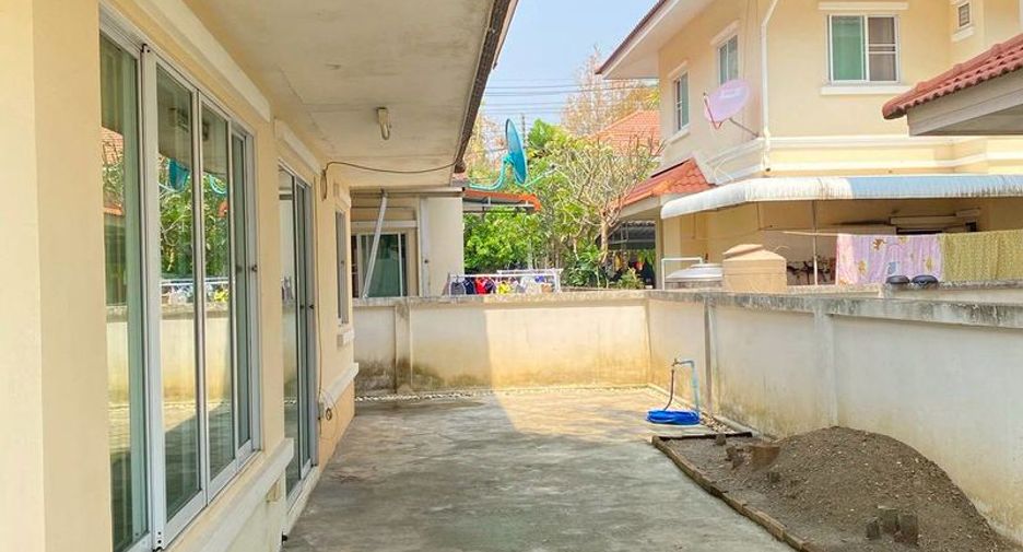 For rent 4 bedrooms house in Saraphi, Chiang Mai
