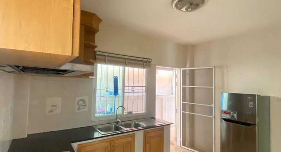 For rent 4 bedrooms house in Saraphi, Chiang Mai