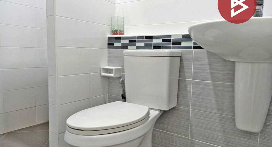 Casa adosada en venta de 3 habitaciones en Mueang Chon Buri, Chonburi