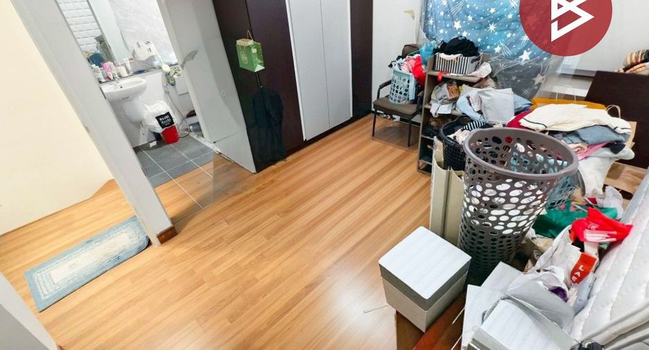 For sale 4 bedrooms townhouse in Mueang Samut Sakhon, Samut Sakhon