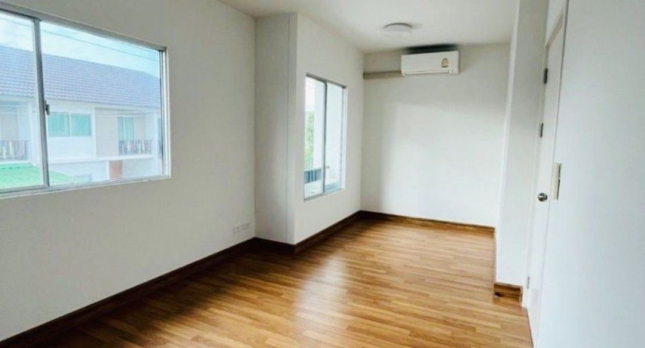 For sale 3 bedrooms townhouse in Mueang Pathum Thani, Pathum Thani
