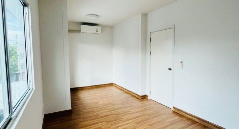 For sale 3 bedrooms townhouse in Mueang Pathum Thani, Pathum Thani