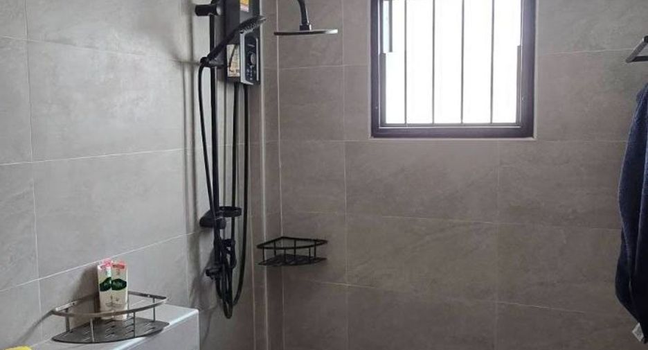 For rent 3 bedrooms townhouse in Huai Khwang, Bangkok