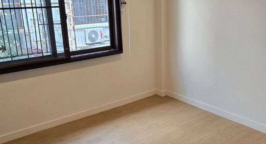 For rent 3 bedrooms townhouse in Huai Khwang, Bangkok