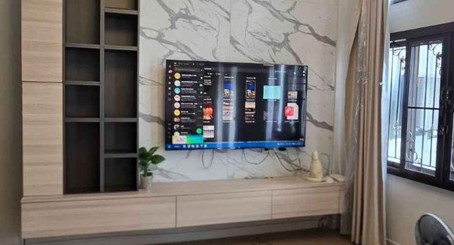 For rent 3 bedrooms townhouse in Huai Khwang, Bangkok
