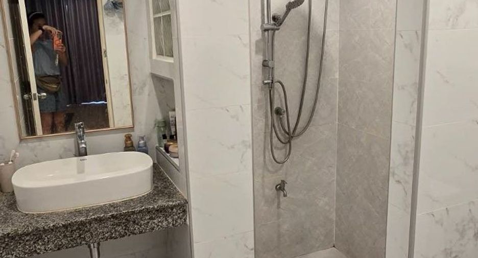 For rent 3 bedrooms townhouse in Huai Khwang, Bangkok