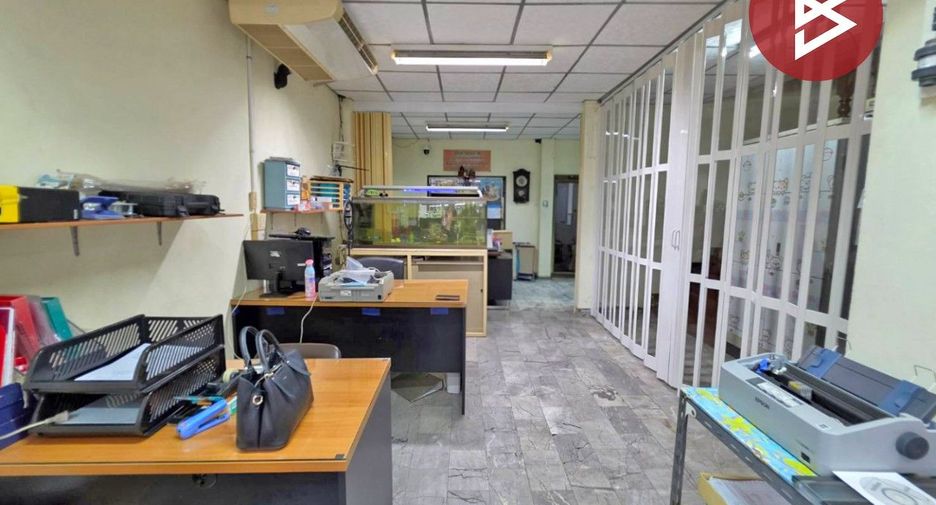 Casa adosada en venta de 8 habitaciones en Thung Khru, Bangkok