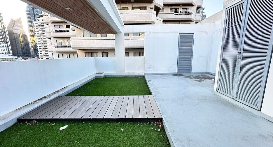 For rent 4 bedrooms house in Khlong Toei, Bangkok