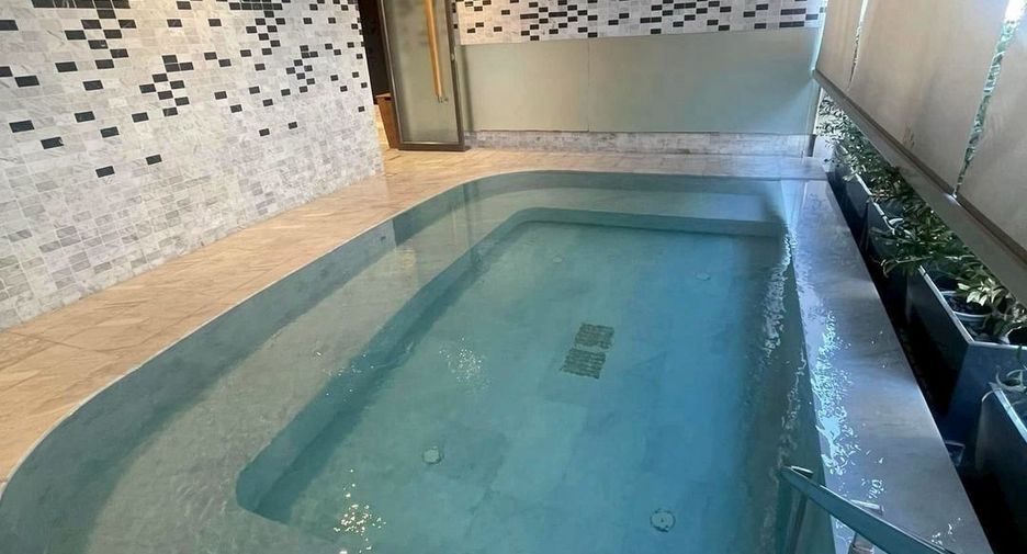 For rent 2 bedrooms condo in Pathum Wan, Bangkok