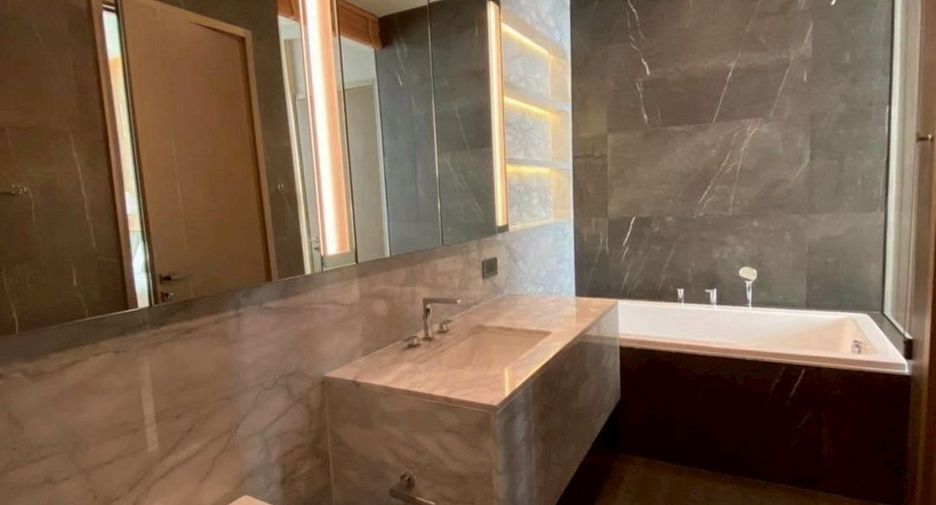 Condo en alquiler y en venta de 3 habitaciones en Watthana, Bangkok