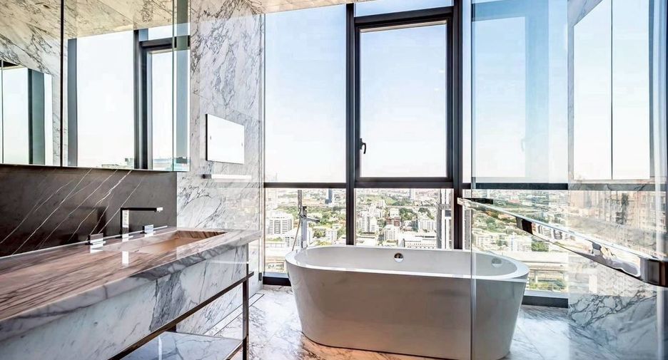 Condo en alquiler y en venta de 3 habitaciones en Watthana, Bangkok