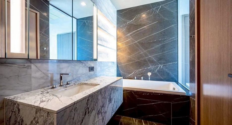 Condo en alquiler y en venta de 3 habitaciones en Watthana, Bangkok