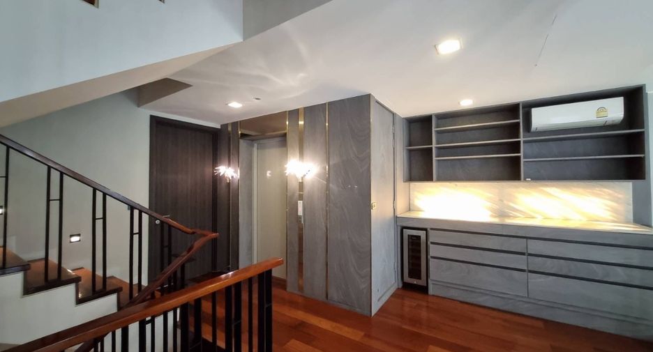 Casa en alquiler y en venta de 4 habitaciones en Watthana, Bangkok