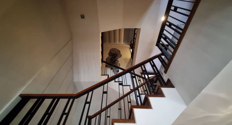 Casa en alquiler y en venta de 4 habitaciones en Watthana, Bangkok